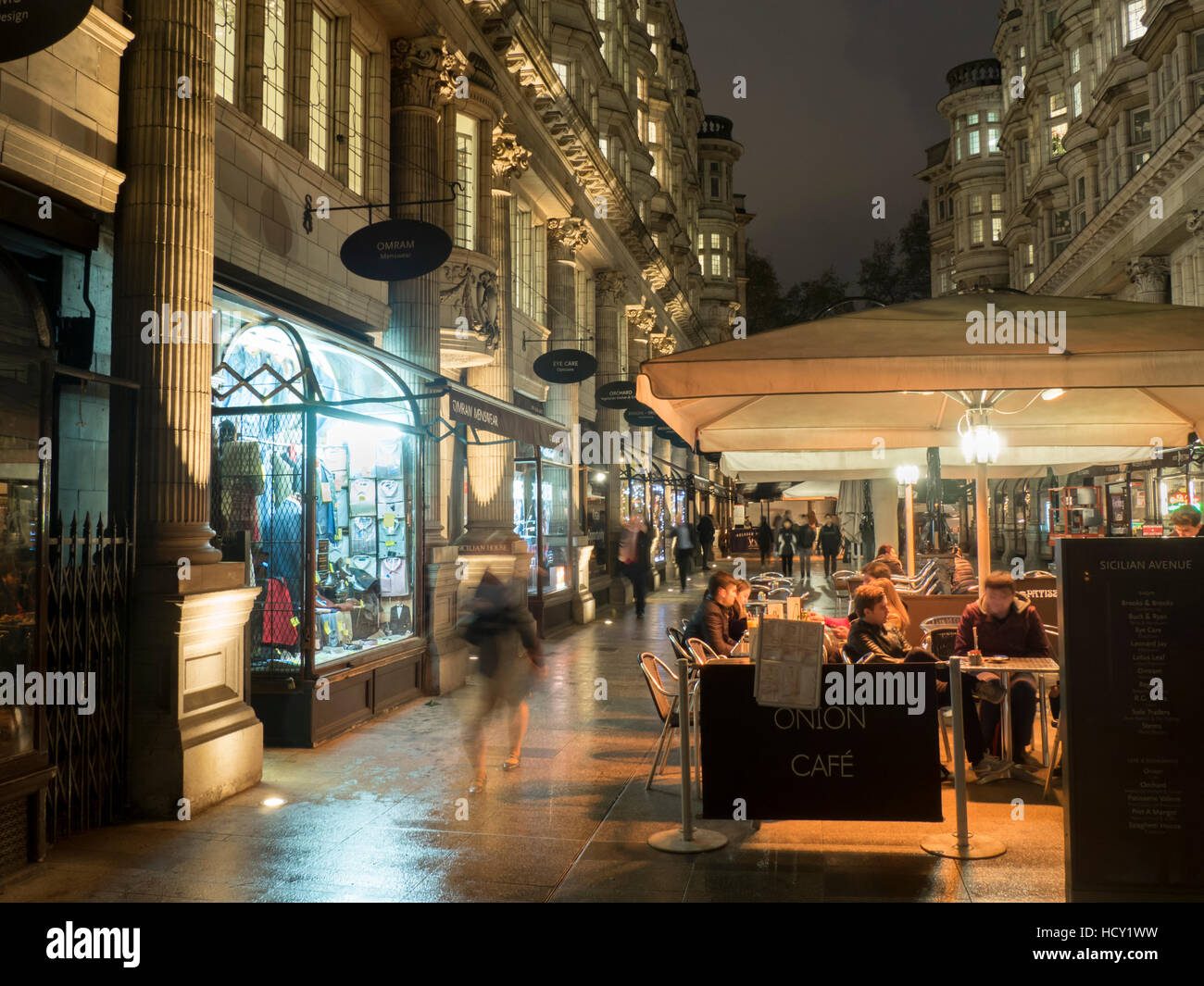Viale siciliano di notte, Londra, Regno Unito Foto Stock