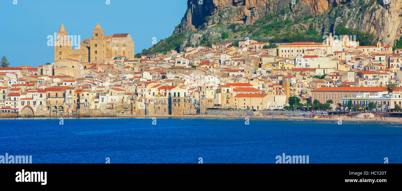 Città vecchia, la cattedrale e la scogliera La Rocca, Cefalu, Sicilia, Italia, Mediterranea Foto Stock