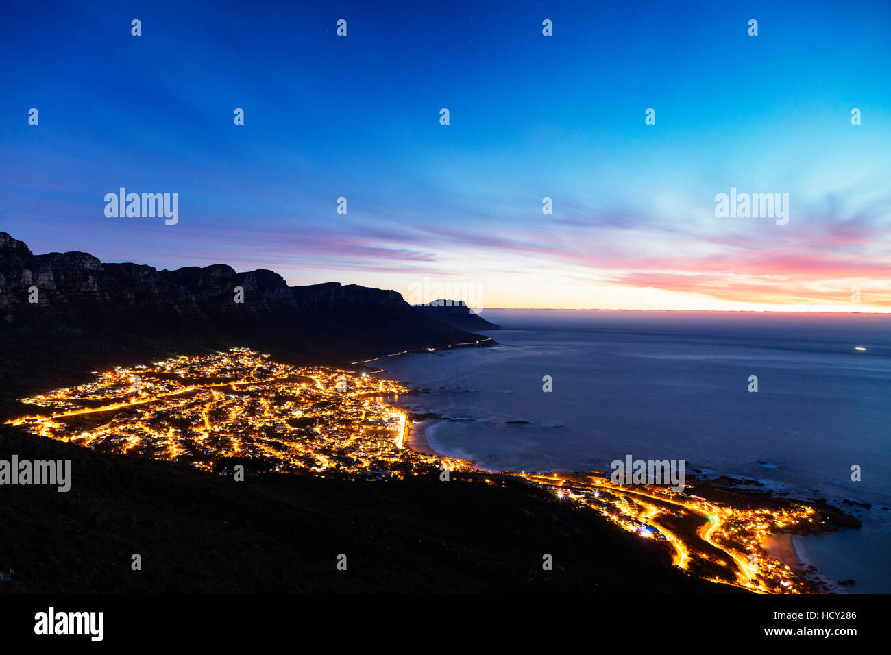 Camps Bay e i dodici Apostoli, Table Mountain National Park, Cape Town, Western Cape, Sud Africa e Africa Foto Stock