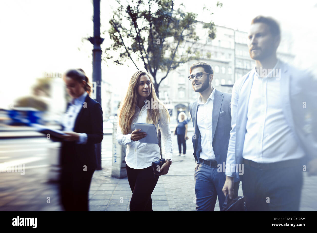 Colleghi di lavoro parlando all'aperto e utilizzo di tablet Foto Stock
