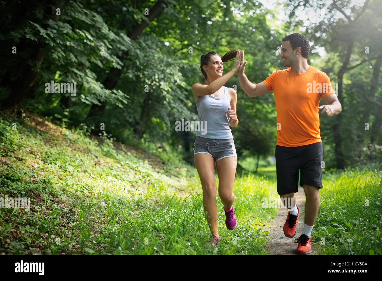 Montare sani, sportive matura in esecuzione nella natura Foto Stock