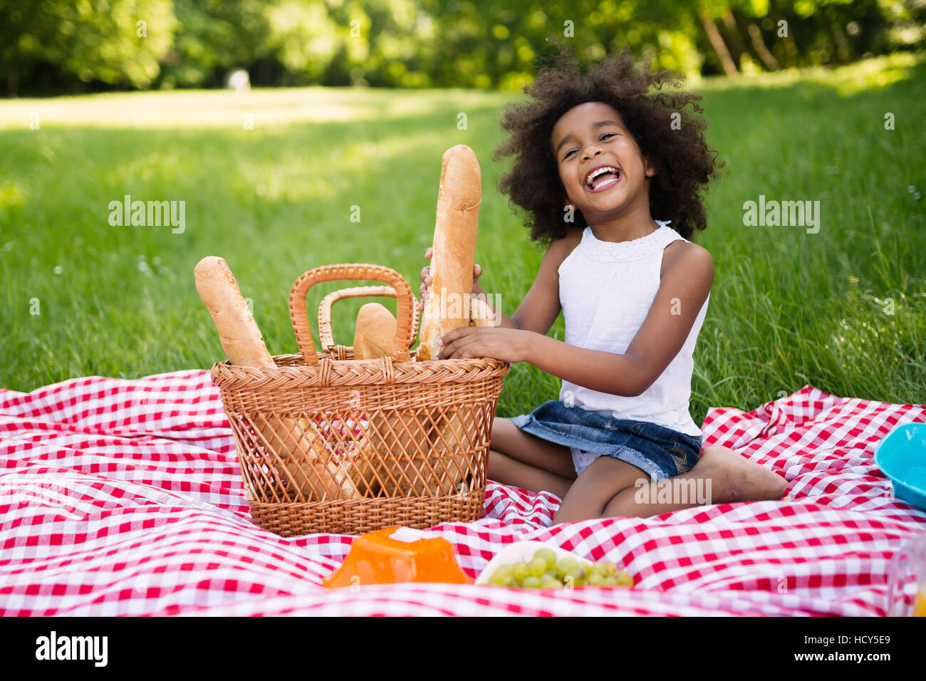 Bel bambino godendo picnic in famiglia Foto Stock