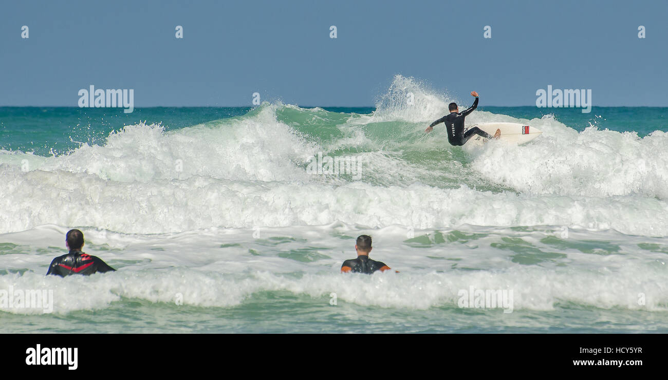 Due surfisti principianti guarda come è fatto..guarda e impara! Foto Stock