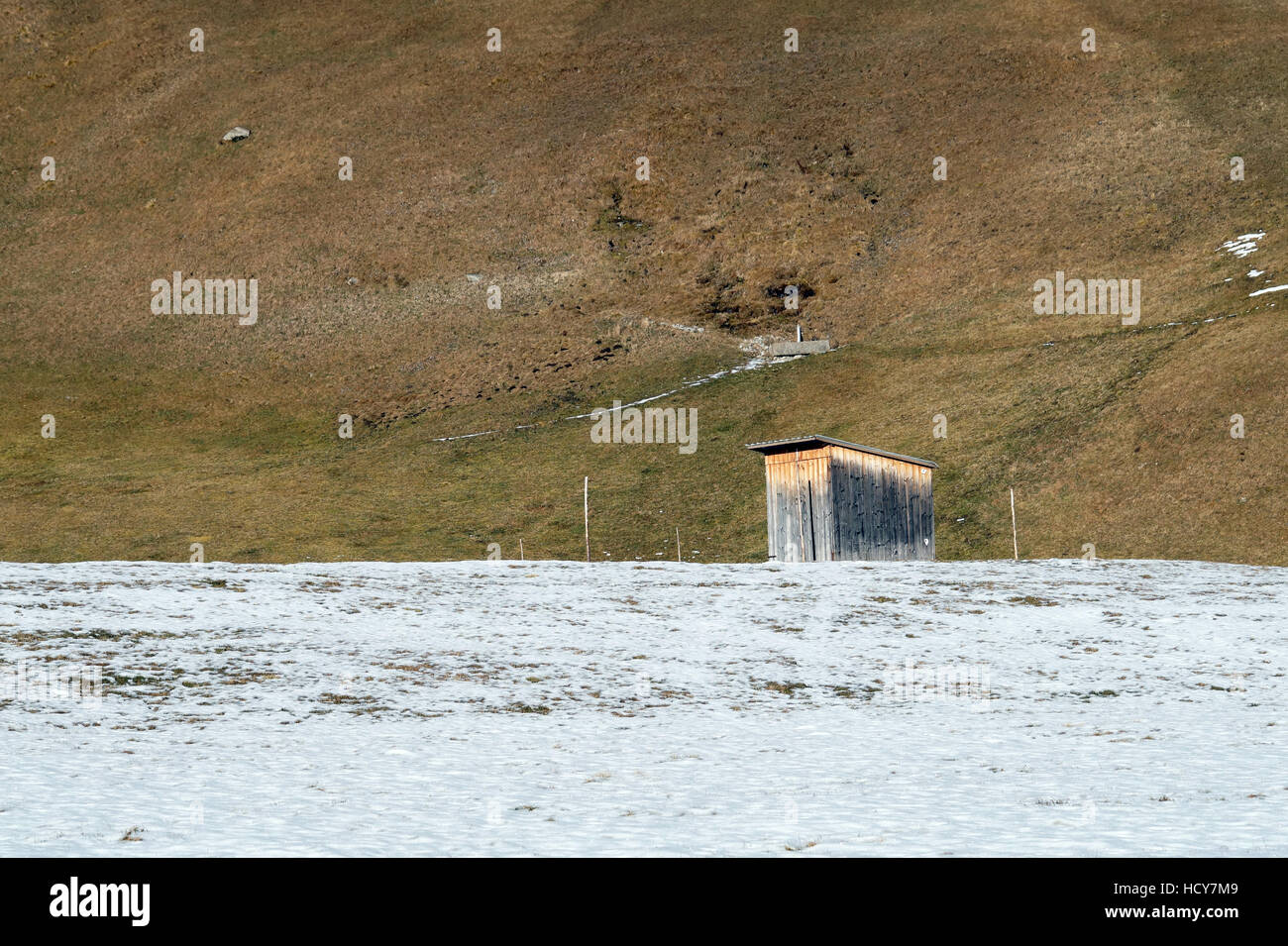 Abbandonato tettoia in legno in coperta di neve villaggio nel giorno di inverno Foto Stock