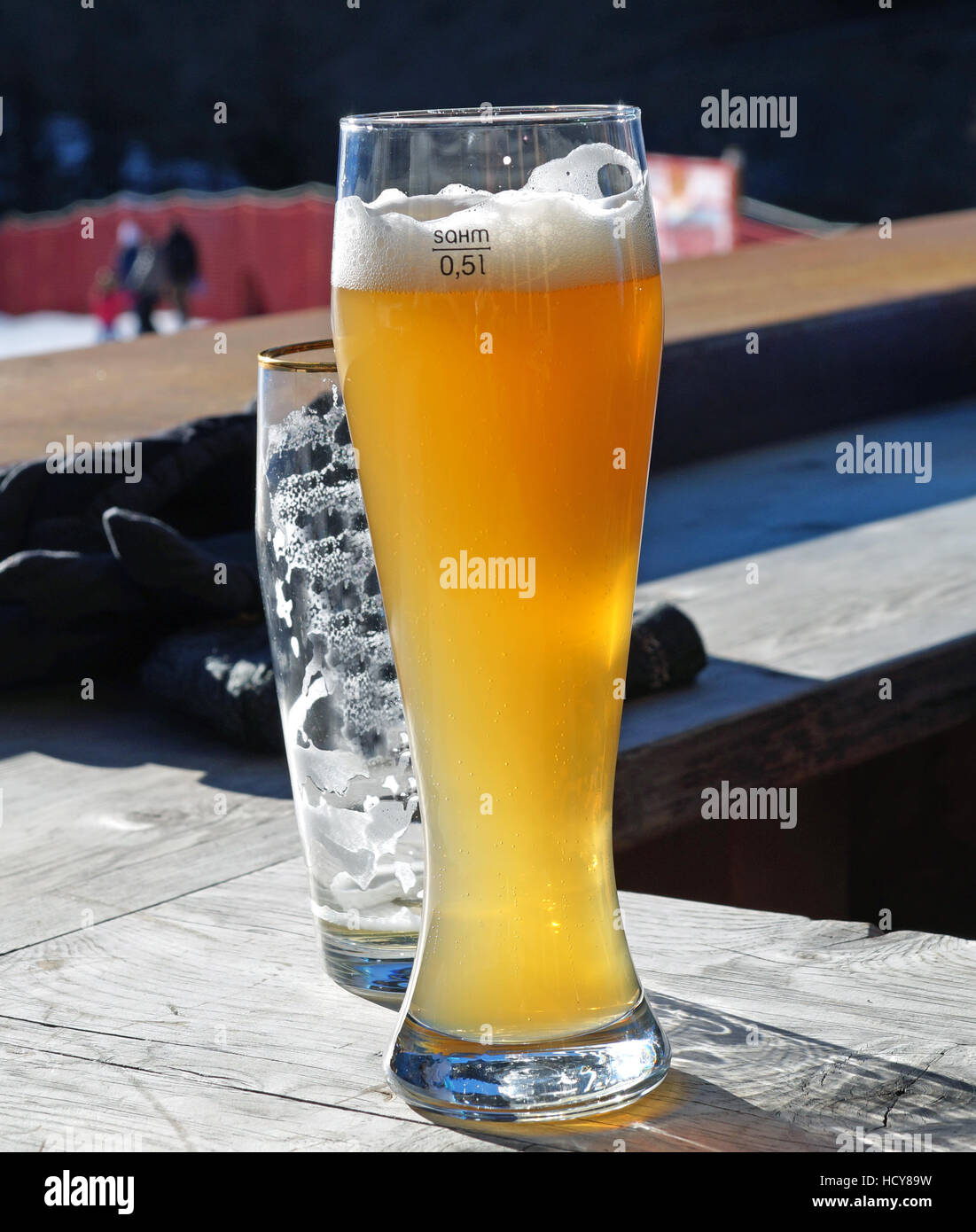 Bicchieri di luce e di birra scura su uno sfondo di pub. Foto Stock