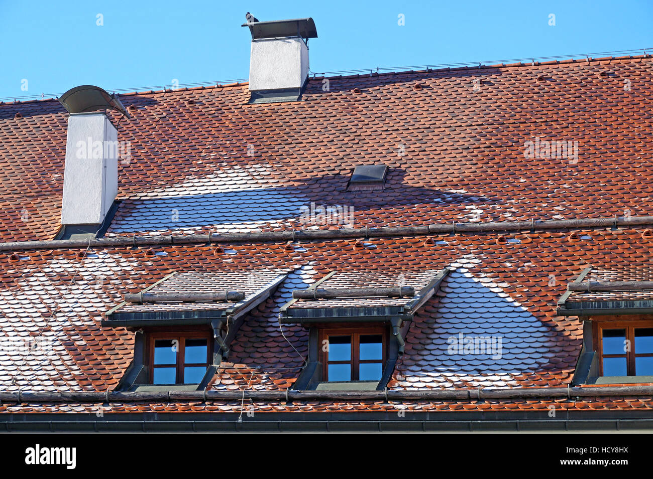 Il ghiaccio sul tetto della casa di mattoni Foto Stock