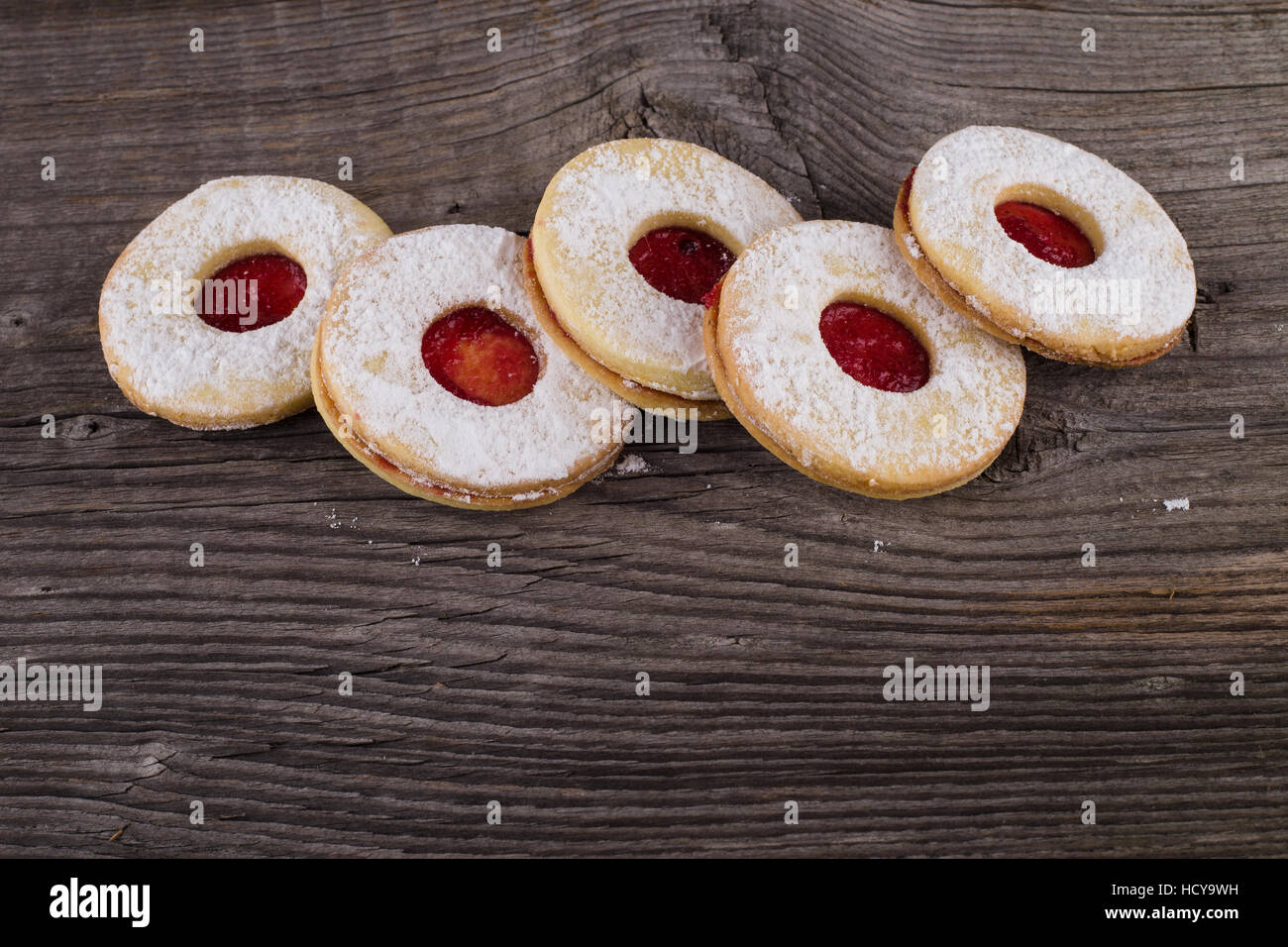 In casa i dolci di Natale con lo zucchero in polvere e inceppamento sulla vecchia superficie di legno. Foto Stock