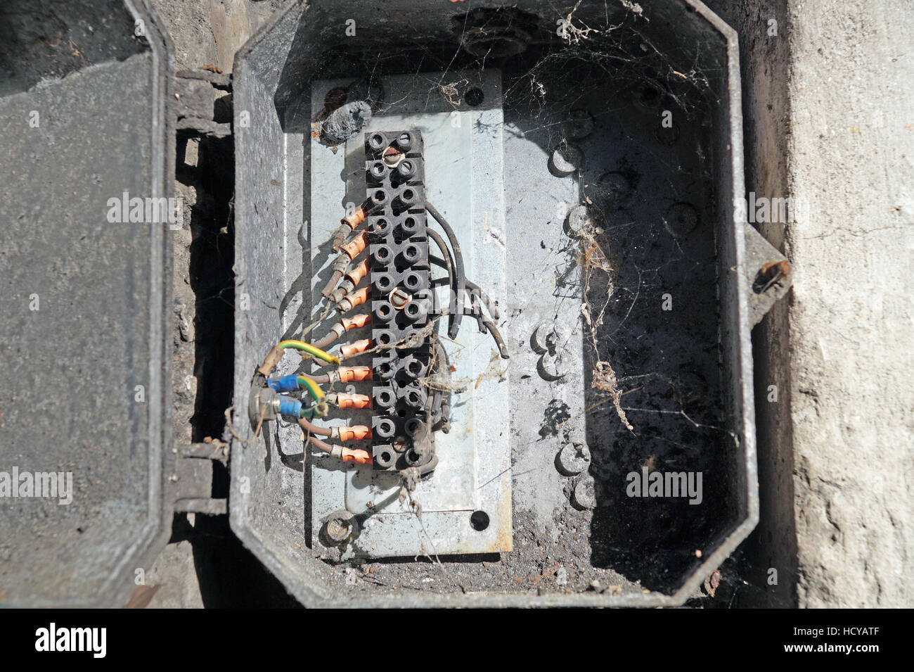 Vecchio arrugginito il pannello elettrico con fusibili e contatti Foto Stock