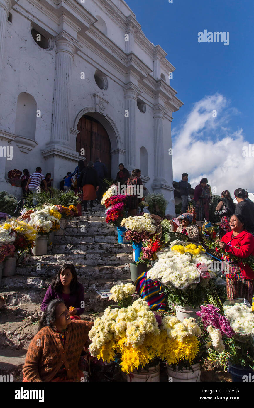 I fornitori vendono fiori sui gradini della chiesa di Santo Tomas a Chichicastenango, Guatemala domenica giorni di mercato. La chiesa fu costruita intorno al 1545 Foto Stock