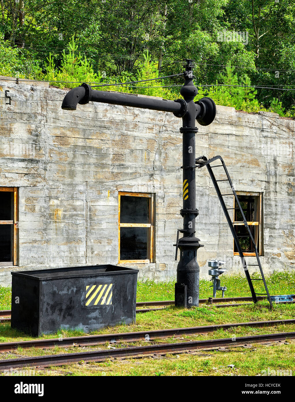 Vecchio e storico della colonna della gru per locomotive di carburazione all'aperto Foto Stock
