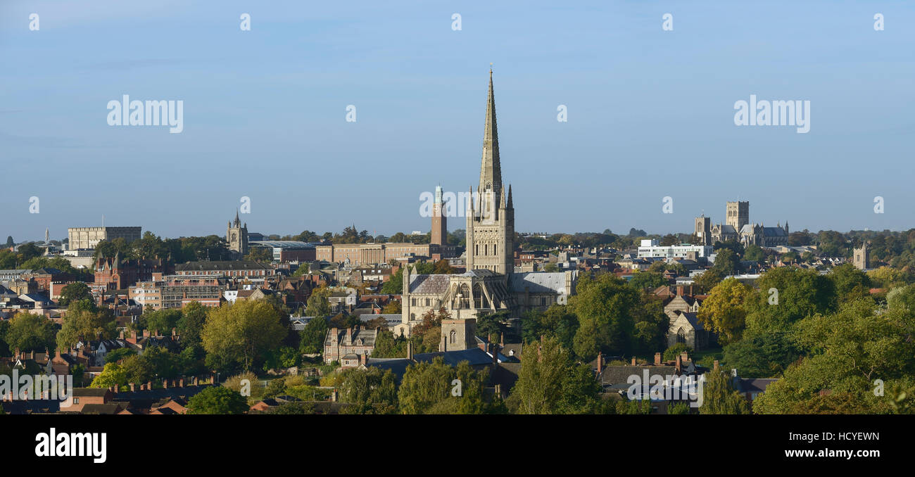 Il centro città di Norwich skyline con le due cattedrali e palazzi Foto Stock