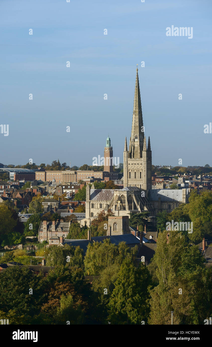 Il centro città di Norwich skyline con la Cattedrale Anglicana e Norwich City edificio del Consiglio Foto Stock