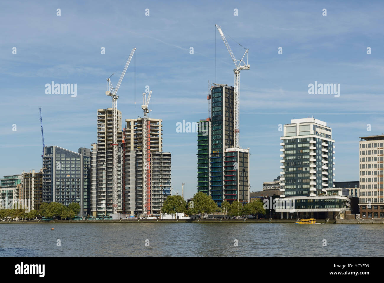 Appartamenti nuovi e blocchi a torre in costruzione lungo il fiume Tamigi a Lambeth London REGNO UNITO Foto Stock