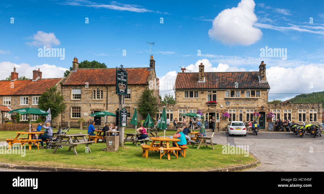 Visitatori godendo il sole fuori la corona a Hutton Le Hole Village Foto Stock