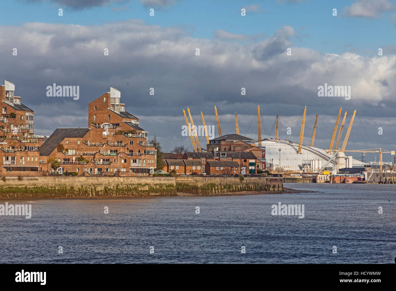 Una vista sul fiume da Greenwich verso appartamento di lusso blocchi e il centro O2 Foto Stock