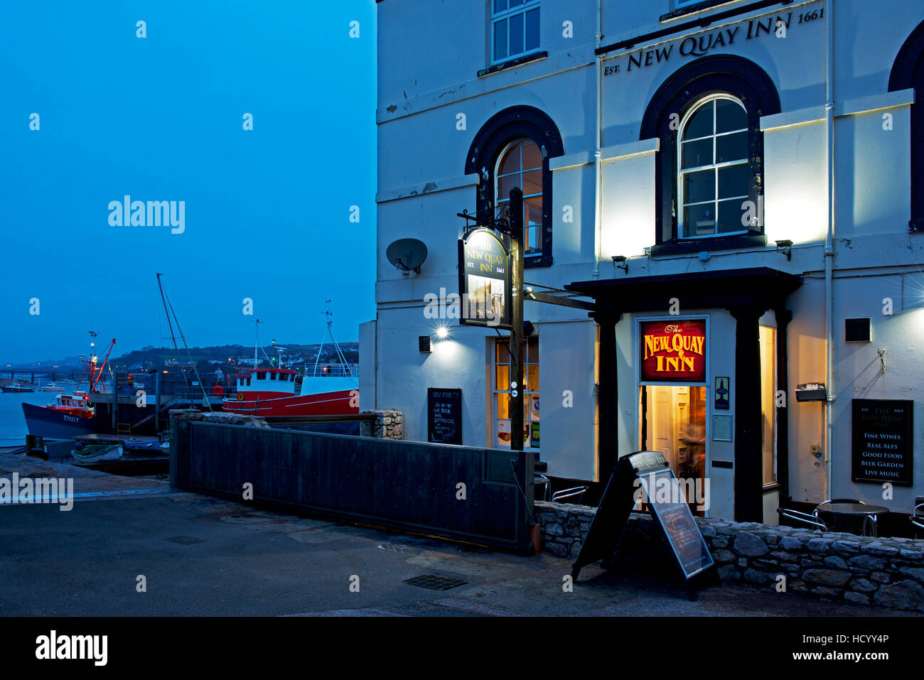 La nuova banchina Inn di notte, Teignmouth, Devon, Inghilterra, Regno Unito Foto Stock La nuova banchina Inn di notte, Teignmouth, Devon, Inghilterra, Regno Unito Foto Stock