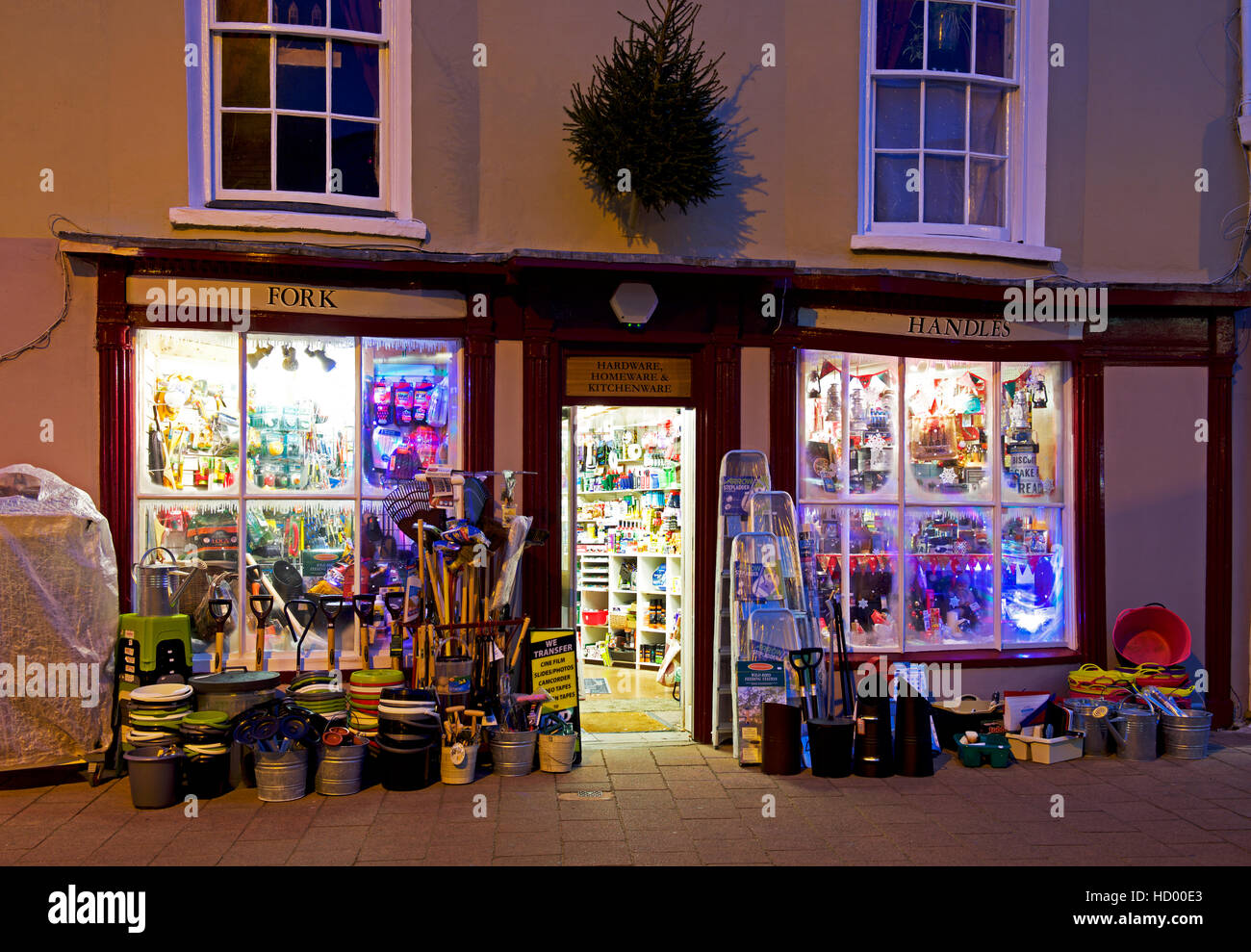 Hardware shop - Forcella gestisce - in Teignmouth al crepuscolo, Devon, Inghilterra, Regno Unito Foto Stock