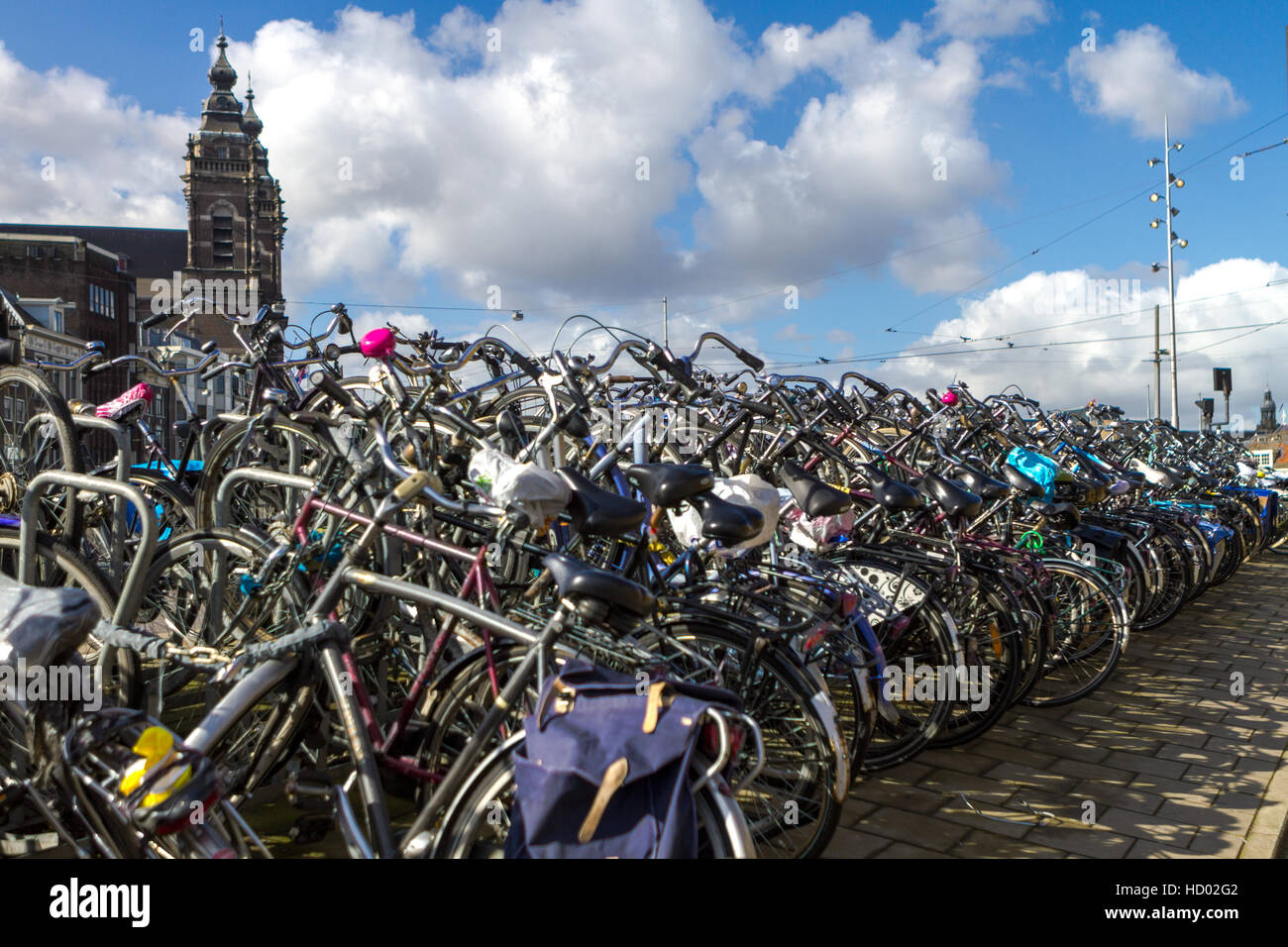 Biciclette ad Amsterdam vicino alla stazione centrale Foto Stock