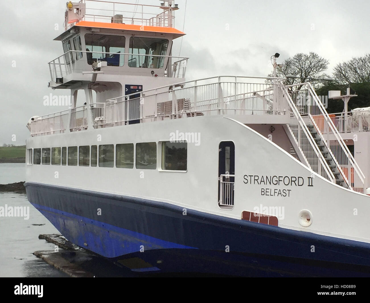 La MV Strangford 2 del servizio di traghetto Strangford in Irlanda del Nord, la vicina nave da 6 milioni di £non è ancora in servizio, in quanto i problemi con le rampe significano che le automobili non sarebbero in grado di guidare fuori ad alta marea. Foto Stock