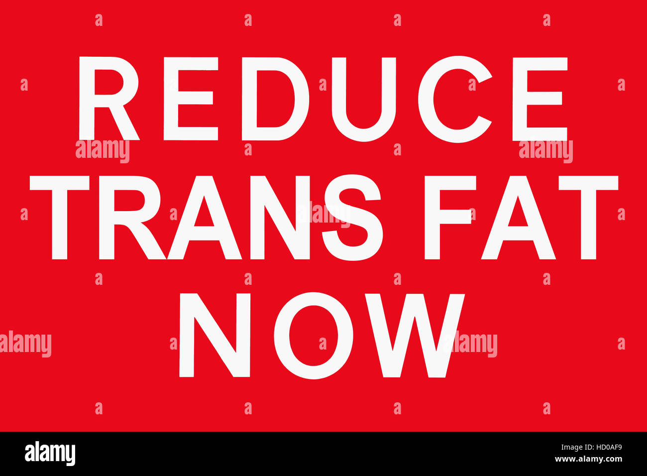 Segno bianco e rosso ridurre i grassi trans ora, concetto simbolo per i rischi per la salute di mangiare un sacco di fast-food Foto Stock