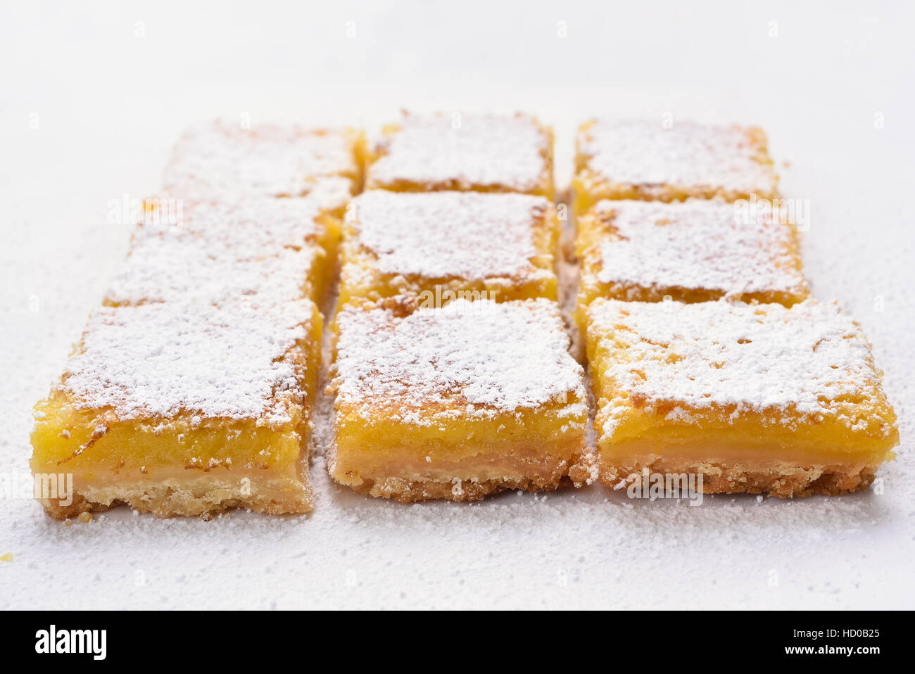 Piazze di limone sulla carta da forno, cibo dolce Foto Stock