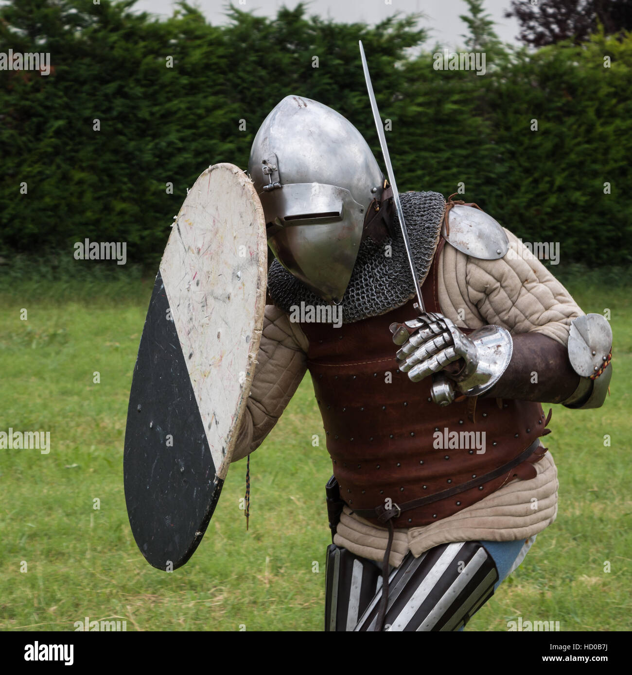 Cavaliere in battaglia con argento casco, Armor, scudo e spada Foto Stock