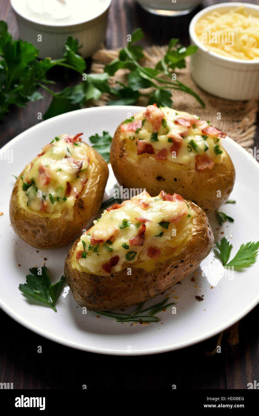 La cena, ripieni di patate con pancetta e formaggio e cipolla verde Foto Stock