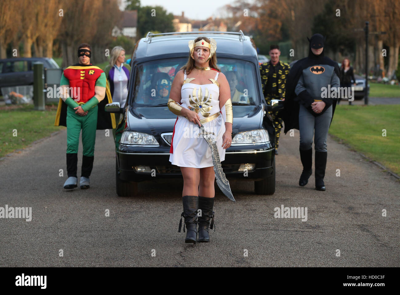 Co-op Funeralcare direttore funebre Cindi Gordon vestito come She-Ra  conduce il corteo funebre di 18-anno-vecchio Arthur Peebles sul suo modo di  North East Surrey crematorio in Morden Foto stock - Alamy