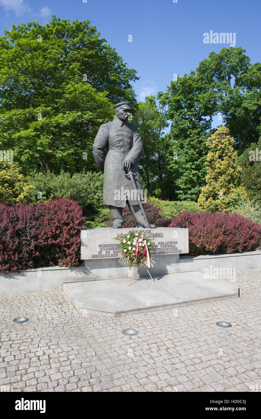 Il maresciallo Jozef Pilsudski monumento sulla piazza Rapackiego nella città di Torun, Polonia Foto Stock
