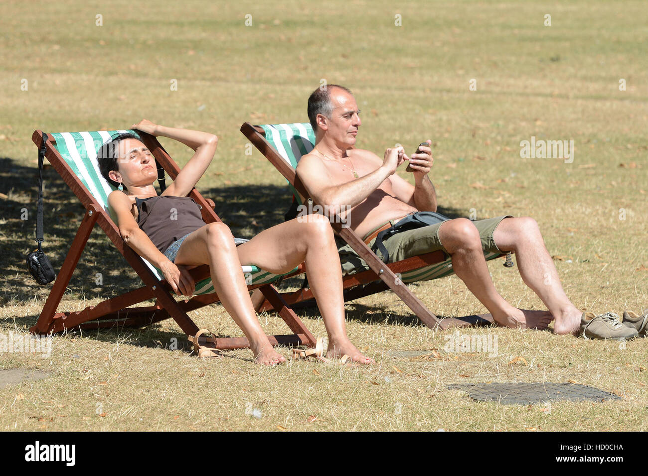 Le persone godono di pesca e gite in barca sulla serpentina e bagni di sole in Hyde Park come le condizioni meteorologiche hots fino alla fine di agosto con: atmosfera dove: Londra, Regno Unito quando: 23 Ago 2016 Foto Stock