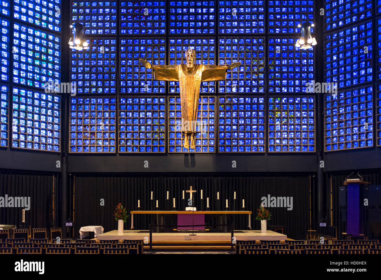 Interno della cappella moderna a Kaiser Wilhelm Memorial Church a Berlino, Germania Foto Stock