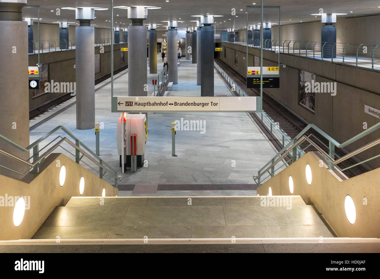 Interno della moderna stazione della metropolitana al Bundestag a Berlino, Germania Foto Stock