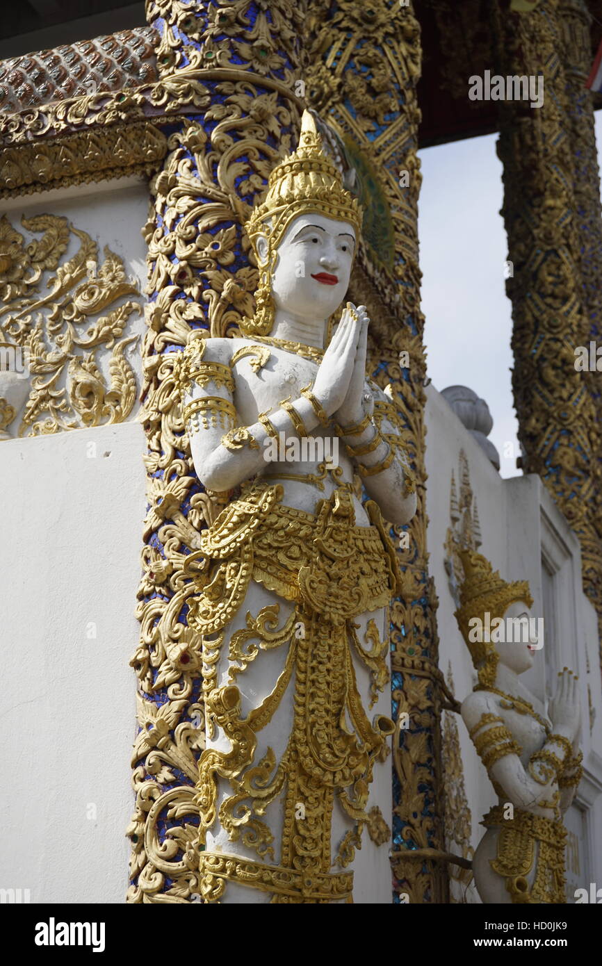 In piedi tailandese e il messaggio di saluto monaco buddista statua Foto Stock