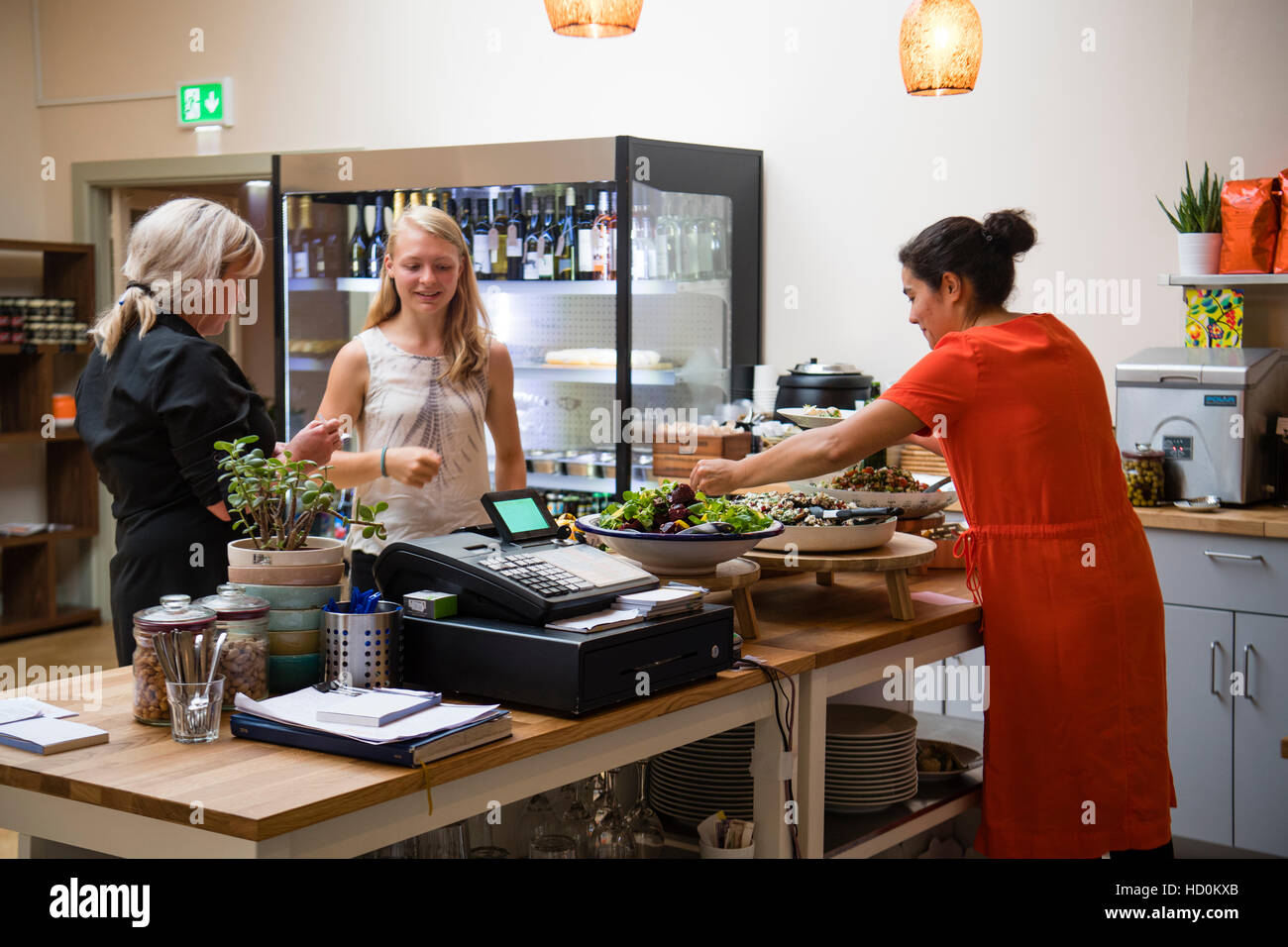 Il giorno di apertura della medina, un piccolo locale indipendente di proprietà bar caffè e vegetariana cafe ristorante e negozio. Aberystwyth Wales UK Foto Stock