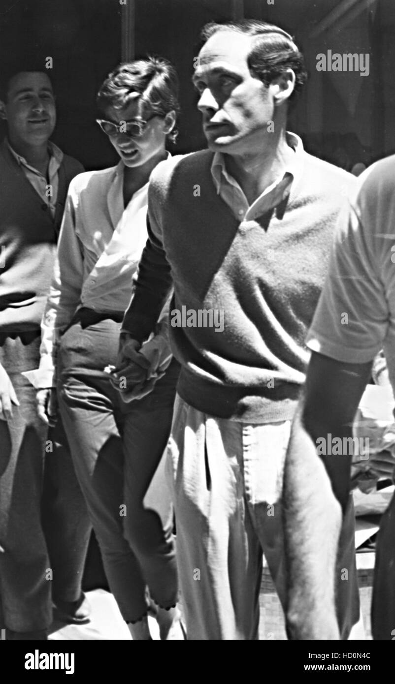 AUDREY HEPBURN (indossando pantaloni capri), e il suo nuovo marito, MEL  FERRER, vacanza sull'Isola di Capri, Italia, 5/12/55 Foto stock - Alamy