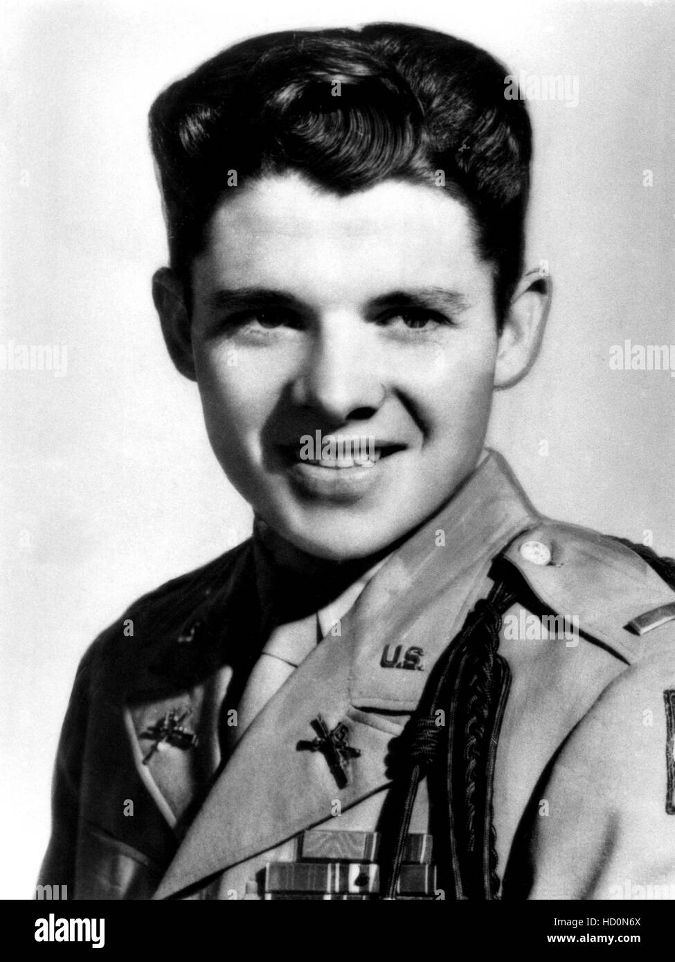 Audie Murphy, il più decorato soldato DEGLI STATI UNITI durante la II  Guerra Mondiale, indossando medaglie, 1946 Foto stock - Alamy