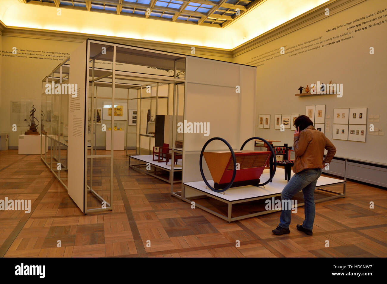 Interno del Museo Bauhaus di Weimar, con museo visualizza, bauhaus mobili di designer e persone. Foto Stock