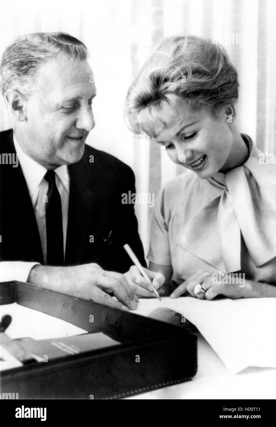 Avvocato Sidney Korshak, sinistra, firma di Debbie Reynolds per un milione di dollari di contratto presso il Las Vegas Riviera Hotel, Settembre Foto Stock