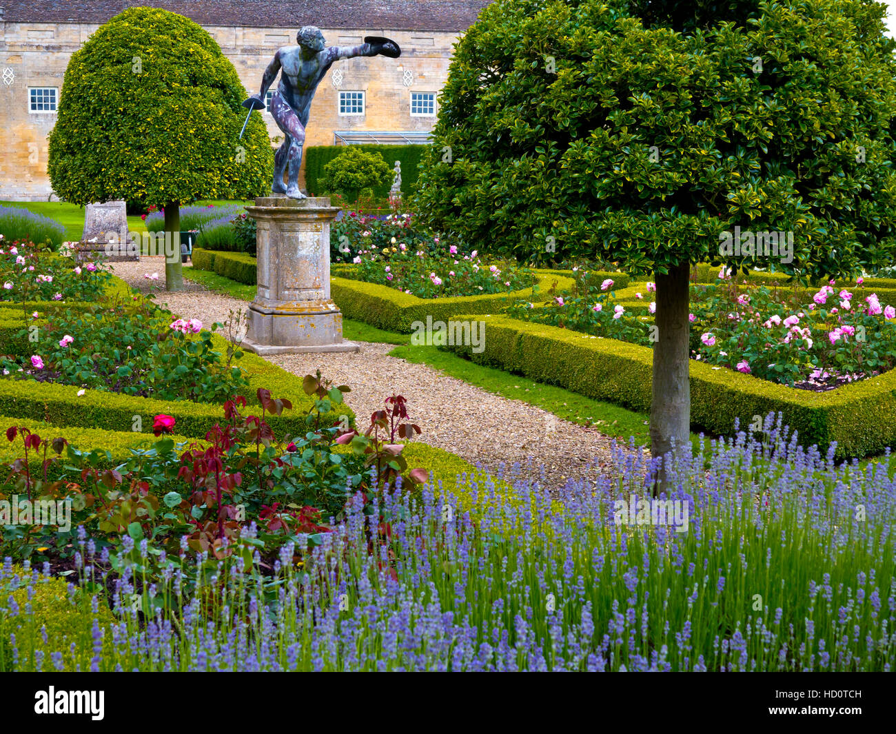 Il parterre di Rose Grimsthorpe Castle in Lincolnshire England Regno Unito home del De Eresby famiglia dal 1516 Foto Stock