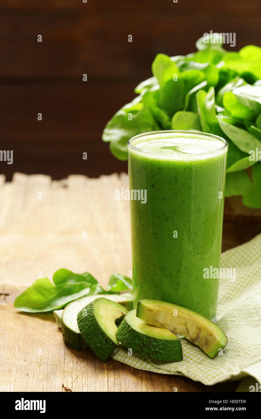 Carni di origine organica naturale frullato verde con avocado Foto Stock