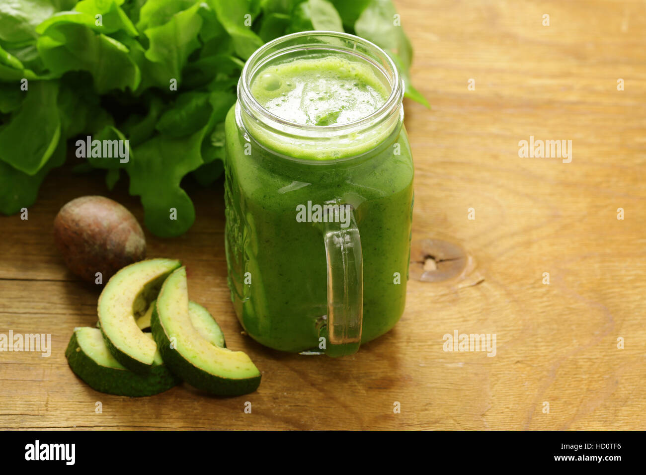 Carni di origine organica naturale frullato verde con avocado Foto Stock