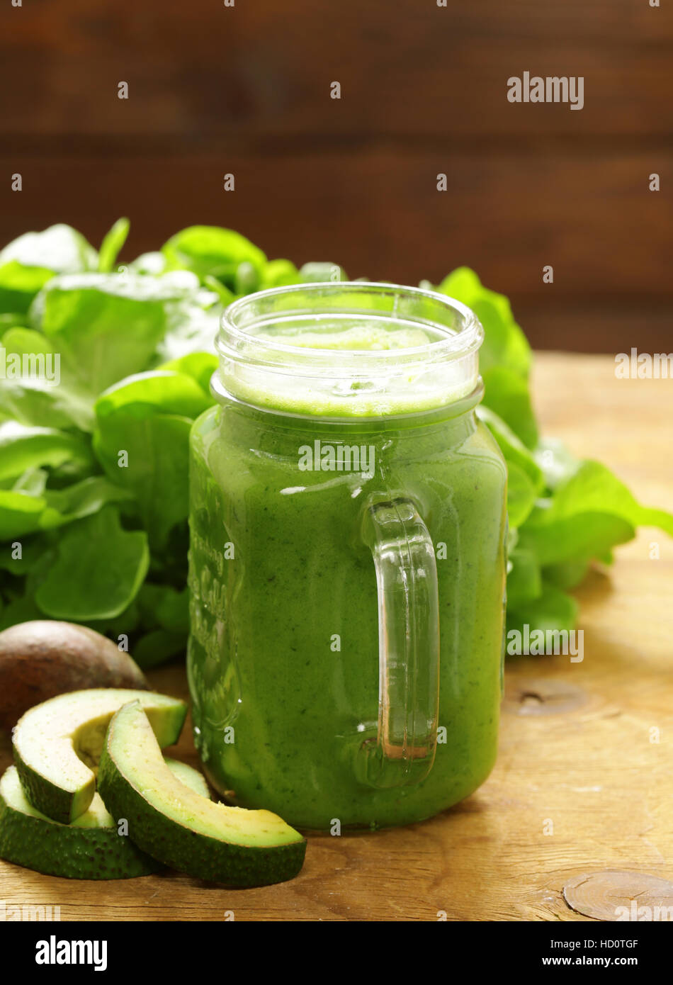 Carni di origine organica naturale frullato verde con avocado Foto Stock
