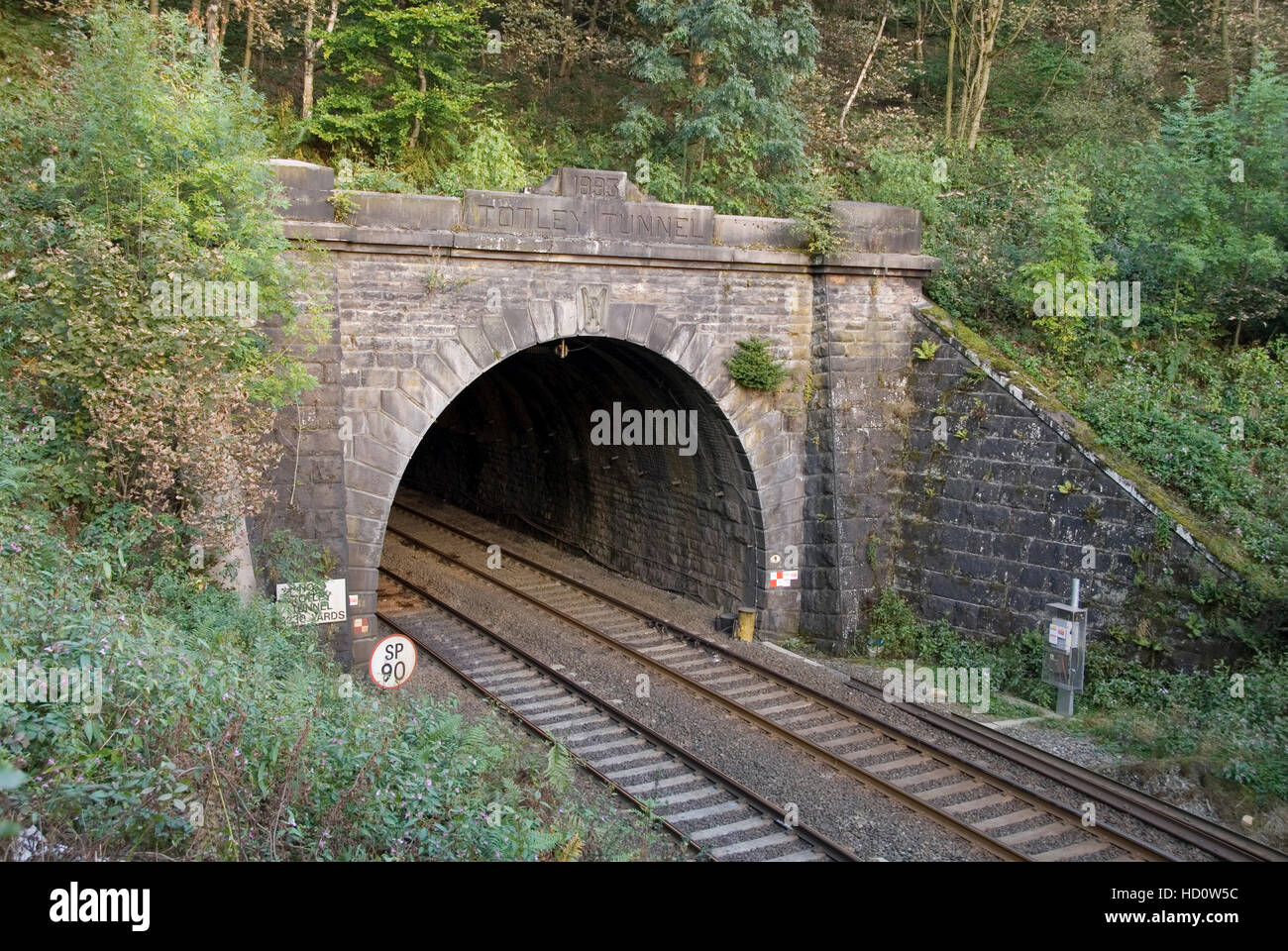 Derbyshire, Regno Unito - 24 Settembre 2014: Estremità occidentale dell'Totley Tunnel sulla Hope Valley Linea a Grindleford gateway per il Peak District Foto Stock