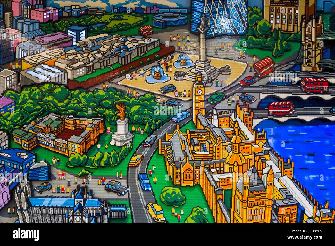 London, Regno Unito - 22 novembre 2016 - muro di mattoni display in mondi più grande negozio LEGO, aperto recentemente in Leicester Square Foto Stock