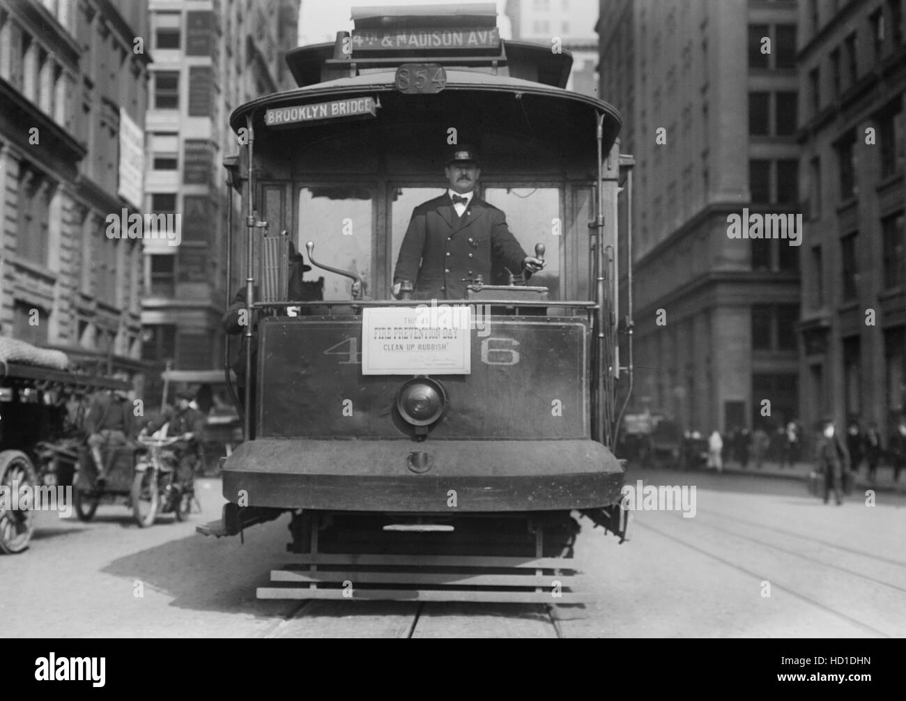 Conduttore sul Street auto durante la prevenzione degli incendi giorno, la città di New York, New York, USA, ottobre 1914 Foto Stock