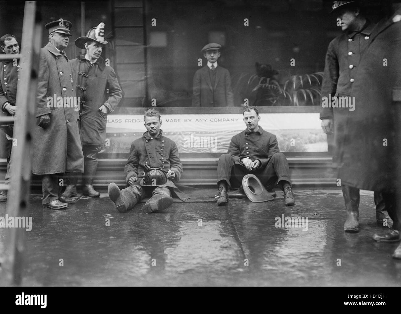 I vigili del fuoco seduti sul marciapiede dopo aver combattuto il tunnel della metropolitana Fire, West 55th Street e Broadway, New York New York, Stati Uniti d'America, Bain News Service, Gennaio 1915 Foto Stock
