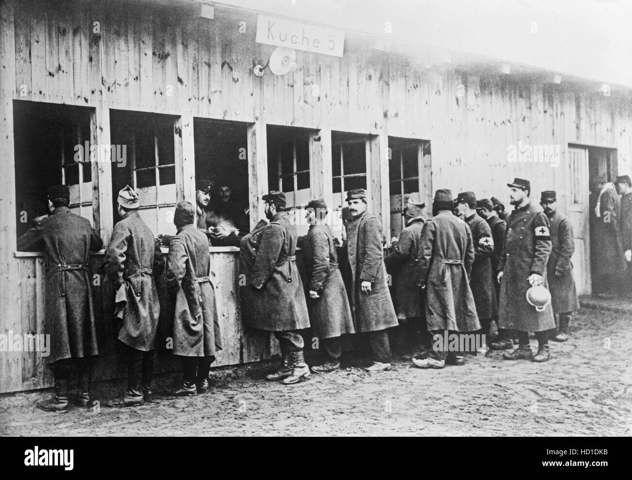 Prigionieri delle razioni di arrivare al campo di prigionia, Wünsdorf, Zossen, Germania, Bain News Service, 1915 Foto Stock