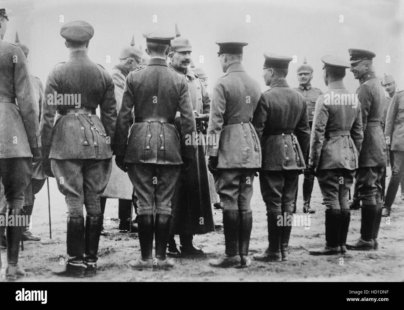 Il Kaiser Guglielmo II di Germania dando Croce di Ferro medaglia da aviatori durante la I Guerra Mondiale, Germania, 1915 Foto Stock