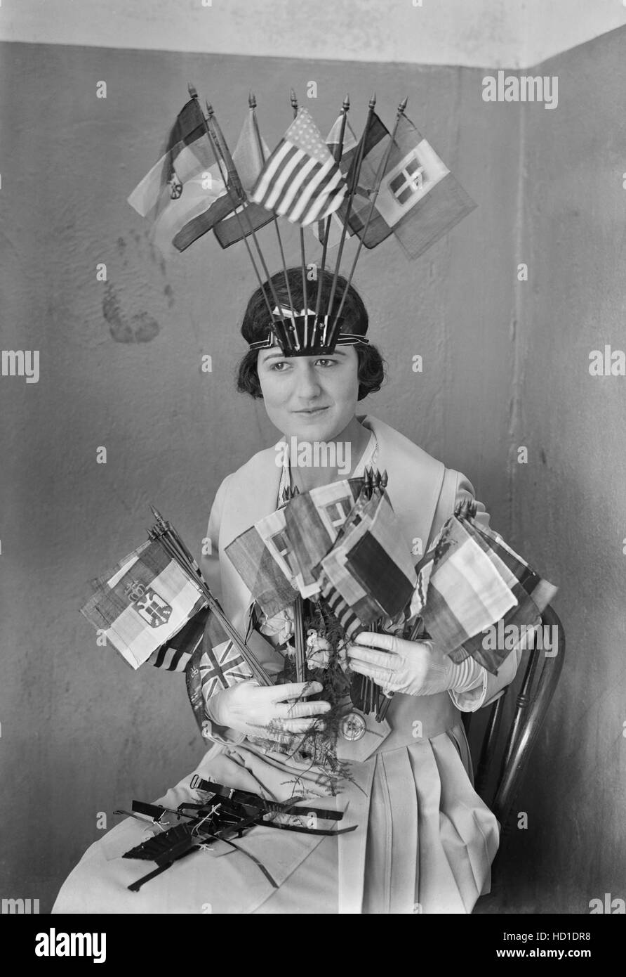 L'attrice Diantha Pattison vendono bandiere della I Guerra Mondiale di alleati a attore di fondo della fiera, la città di New York, New York, Stati Uniti d'America, Bain News Service, 1917 Foto Stock