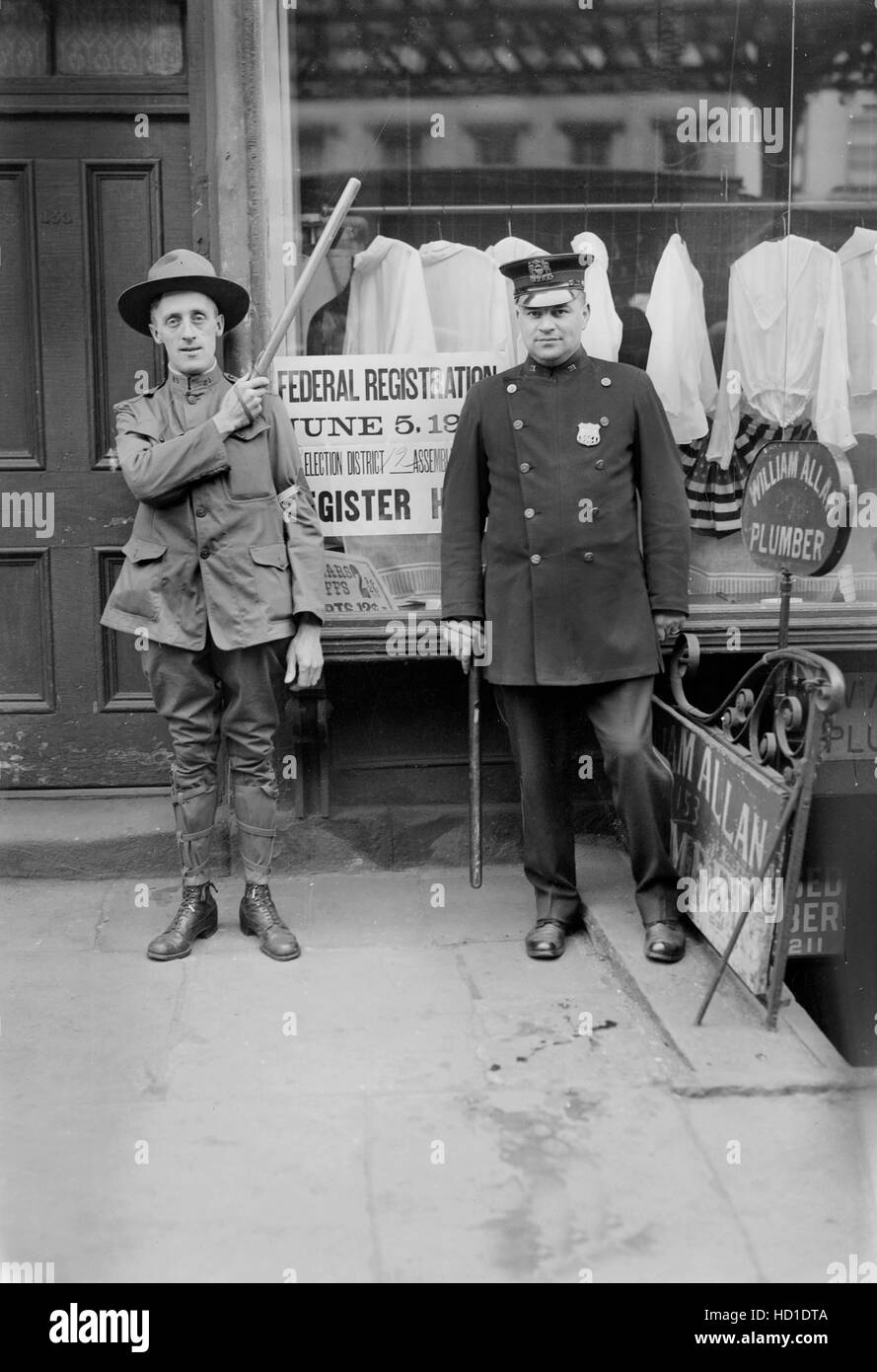 Agente di polizia e guardia al progetto di ufficio di registrazione durante la I Guerra Mondiale, la città di New York, New York, Stati Uniti d'America, Bain News Service, Giugno 1917 Foto Stock